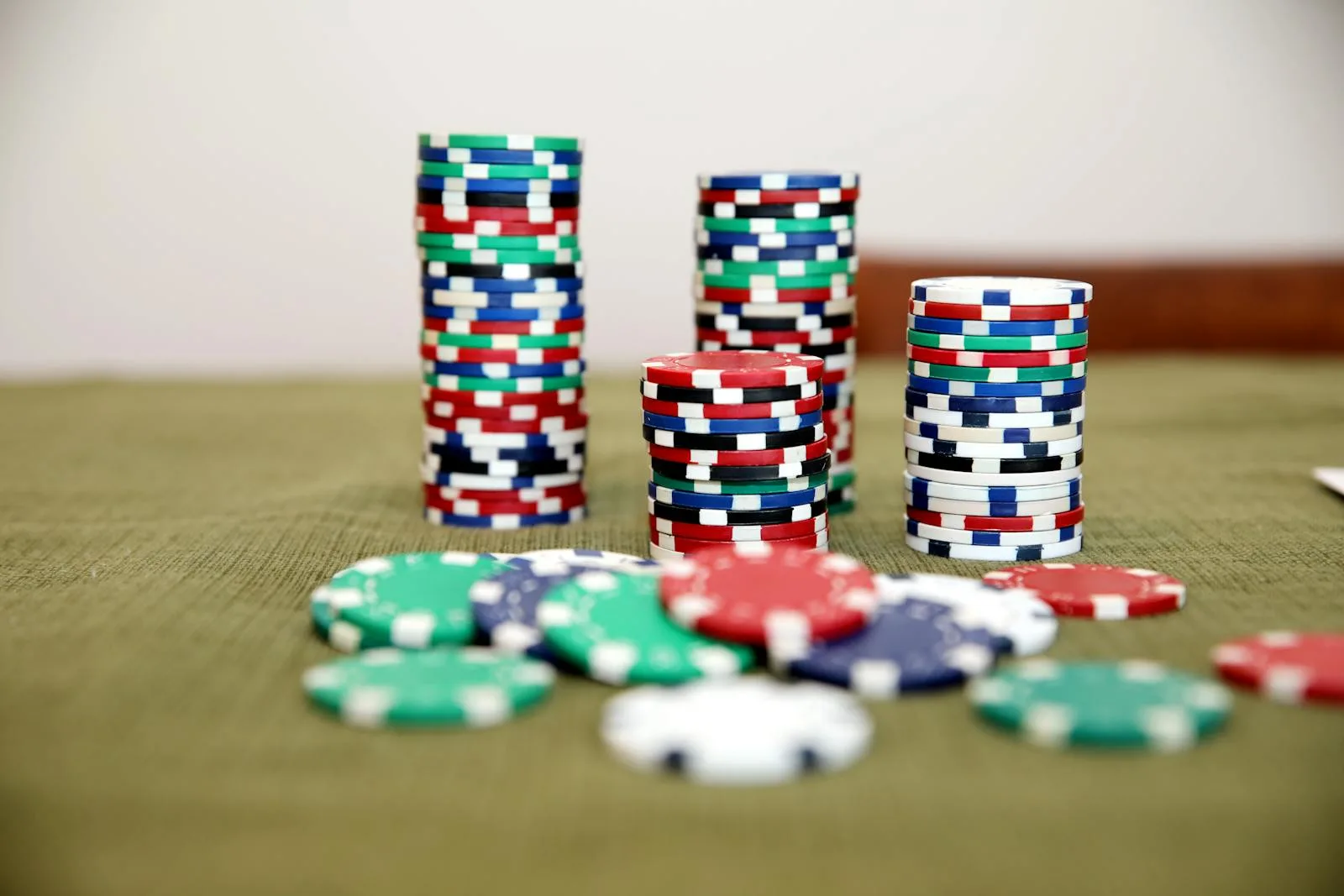 Stack chip casino đầy bàn xanh — góc nhìn TikTok live nhận bonus VIP